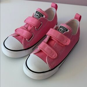 Converse Kids Sneakers in Vibrant Pink